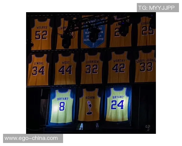 科比8号与24号球衣对比图揭示传奇球员的成长与变化 科比8号与24号球衣对比图揭示传奇球员的成长与变化