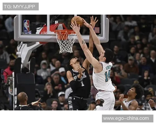 灰熊队与马刺队激战四月二十六日期待精彩对决与球星表现 灰熊队与马刺队激战四月二十六日期待精彩对决与球星表现